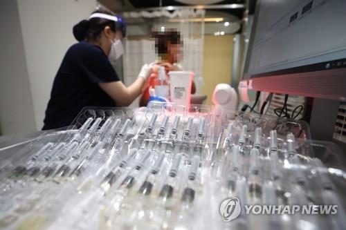 Une personne se fait vacciner contre la grippe dans une clinique de l'ouest de Séoul le 23 septembre 2020. 