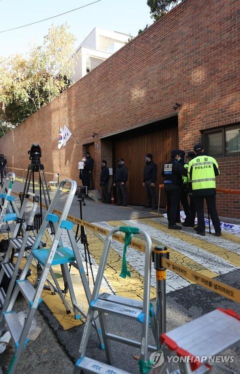 Des escabeaux sont installés devant la résidence de l'ex-président Lee Myung-bak à Séoul, le 2 novembre 2020, alors que les équipes de presse se préparent à immortaliser sa nouvelle incarcération le même jour à la suite d'une décision de la Cour suprême qui a confirmé une peine de 17 ans de prison, le 29 octobre.