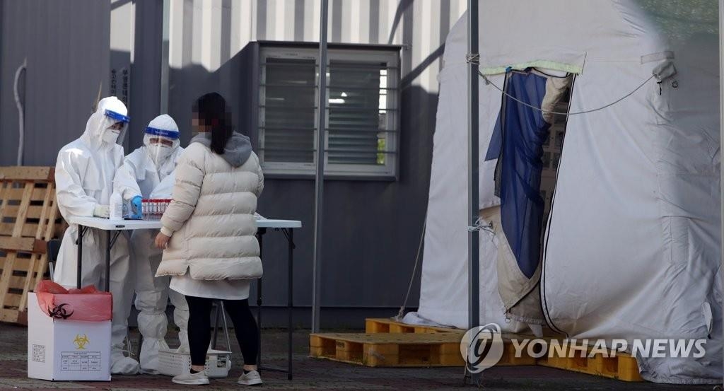 Une femme reçoit un test de dépistage dans une clinique à Suncheon, à 415 km au sud de Séoul, le lundi 9 novembre 2020.