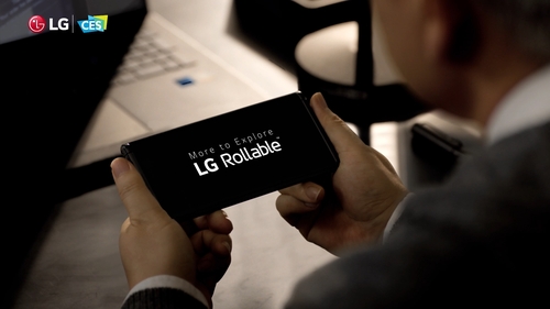 Cette photo fournie par LG Electronics Inc. le lundi 11 janvier 2021, montre le nouveau smartphone de LG avec un écran enroulable qui a été présenté lors de la conférence de presse de l'entreprise pour le CES 2021.