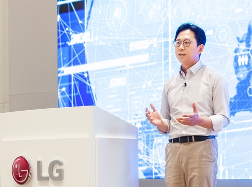 Bae Kyung-hoon, chef de LG AI Research, prend la parole lors d'un événement en ligne expliquant la vision de l'intelligence artificielle du centre de recherche le lundi 17 mai 2021. (Photo fournie par le groupe LG. Revente et archivage interdits) 