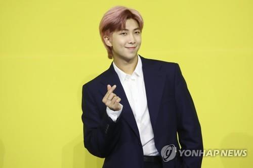 Le membre de BTS RM pose lors d'une conférence de presse pour le nouveau single numérique du groupe «Butter» à Séoul, le 21 mai 2021.
