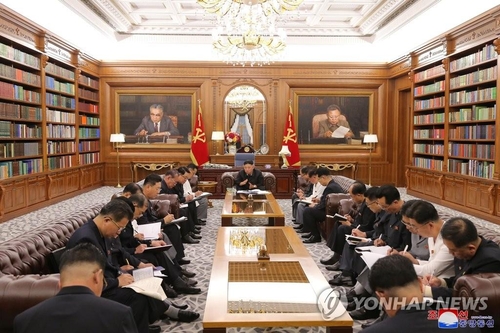 Le secrétaire général du Parti du travail nord-coréen Kim Jong-un a convoqué le lundi 7 juin 2021 une réunion des secrétaires et des directeurs du Comité central du Parti et des secrétaires des comités provinciaux, a rapporté le lendemain l'Agence centrale de presse nord-coréenne (KCNA). A gauche du leader nord-coréen, se trouve Kim Tok-hun, Premier ministre, et à droite Choe Sang-gon, secrétaire du Parti. Cette réunion a été convoquée pour discuter de l'économie du pays et de la vie du peuple avant l'ouverture de la réunion plénière du Comité central, d'après la KCNA. (Utilisation en Corée du Sud uniquement et redistribution interdite)
