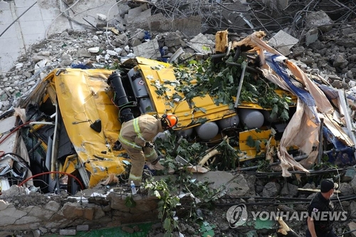 Un pompier inspecte le site d'un accident à Gwangju, dans le sud-ouest du pays, le 9 juin 2021.