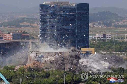 L'Agence centrale de presse nord-coréenne (KCNA) rapporte le mercredi 17 juin 2020 que la Corée du Nord a fait exploser vers 14h50 le bureau de liaison intercoréen à Kaesong, une ville frontalière située en Corée du Nord. (Utilisation en Corée du Sud uniquement et redistribution interdite)