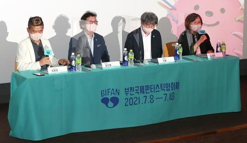 Des responsables du comité d'organisation du Festival international du film fantastique de Bucheon assistent à une conférence de presse tenue à Bucheon, à l'ouest de Séoul, le 15 juin 2021.