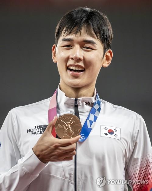 Jun Woong-tae montre la médaille de bronze qu'il a remportée en pentathlon moderne aux Jeux olympiques de Tokyo au stade de Tokyo, dans la capitale japonaise, le 7 août 2021.