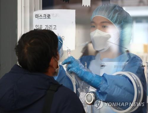 Une membre du personnel médical effectue un test de dépistage pour le nouveau coronavirus (Covid-19) dans un centre à Séoul, le jeudi 14 octobre 2021.