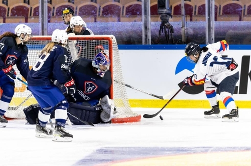 La hockeyeuse Park Jong-ah menace le but de l'équipe française. (Capture d'image du site Web de l'IIHF. Revente et archivage interdits)