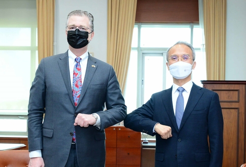 Yeo Seung-bae (à dr.) et Daniel Krintenbrink lors d'une rencontre à Séoul en novembre 2021. (Photo fournie par le ministère des Affaires étrangères. Revente et archivage interdits)
