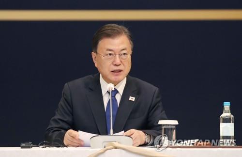 Le président Moon Jae-in s'exprime lors d'un forum d'affaires sur l'économie de l'hydrogène à Dubaï, le 16 janvier 2022.