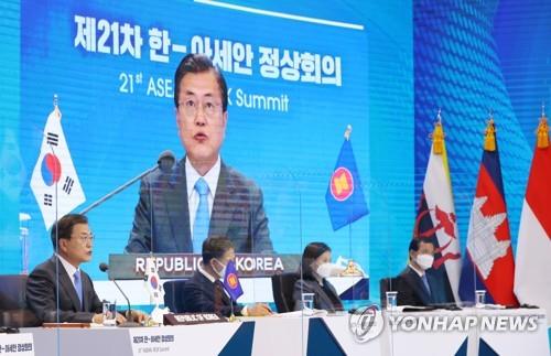 Le président Moon Jae-in prend la parole depuis Cheong Wa Dae à Séoul, le jeudi 12 novembre 2020, durant un sommet virtuel avec les dirigeants de l'Association des nations de l'Asie du Sud-Est (Asean). 