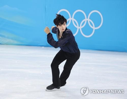 Le Sud-Coréen Cha Jun-hwan exécute son programme libre lors de la compétition de patinage artistique aux Jeux olympiques d'hiver de Pékin, au Capital Indoor Stadium de Pékin, le 10 février 2022. (Yonhap)