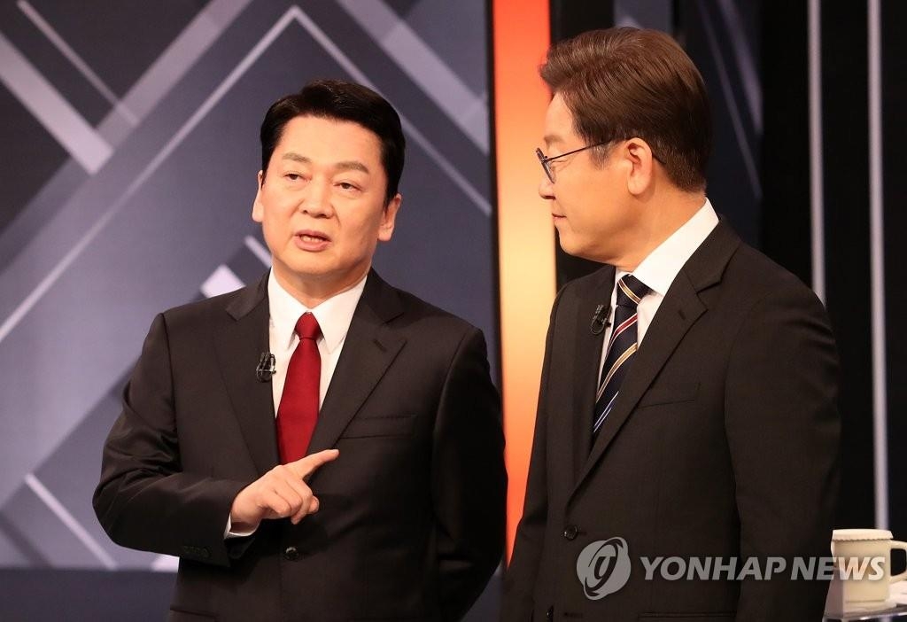 Ahn Cheol-soo (à g.) et Lee Jae-myung lors d'un débat le 2 mars 2022 en vue de l'élection présidentielle. (Pool photo) 