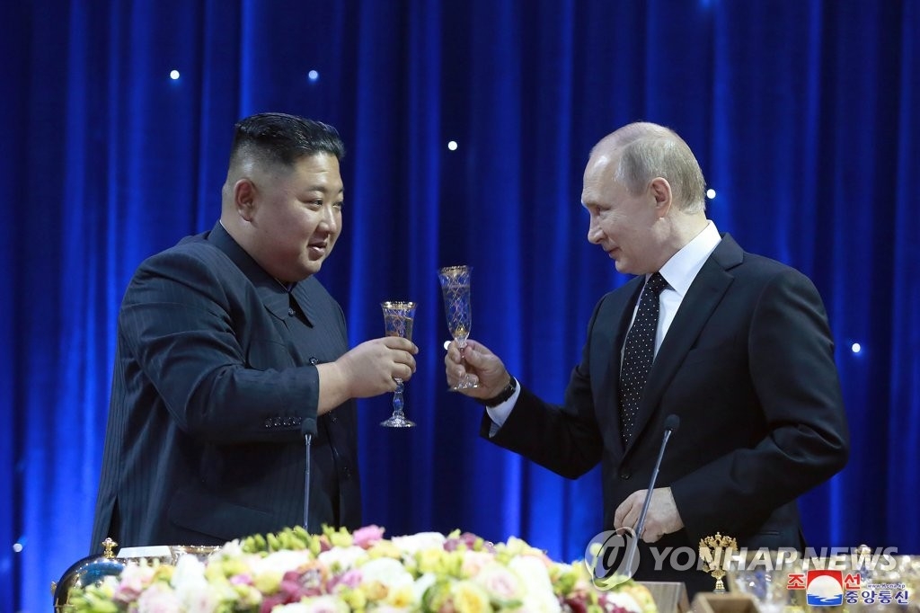 Le dirigeant nord-coréen Kim Jong-un porte un toast avec président russe Vladimir Poutine lors d'un dîner post-sommet à l'Université fédérale d'Extrême-Orient à Vladivostok, en Russie, le 25 avril 2019, sur cette photo publiée par l'Agence centrale de presse nord-coréenne (KCNA) le lendemain. (Utilisation en Corée du Sud uniquement et redistribution interdite) (Yonhap) 