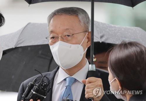 L'ancien ministre du Commerce, de l'Industrie et de l'Energie Paik Un-gyu arrive à la Cour du district Est de Séoul, le 15 juin 2022, pour assister à une audience visant à examiner la légalité de sa détention.