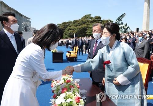 La Première dame rencontre l'épouse de l'ex-président Moon à Séoul