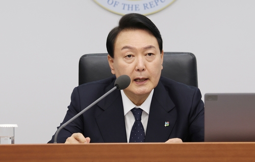 Le président Yoon Suk-yeol dirige une réunion des ministres le mardi 21 juin 2022 au bureau présidentiel de Yongsan, à Séoul.