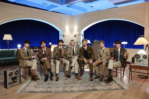 Le groupe de K-pop Bangtan Boys (BTS) sur la scène de MTV Unplugged, en février 2021. (Photo fournie par Big Hit Entertainment. Archivage et revente interdits)