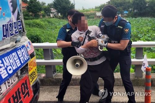 Arrestation d'un manifestant pour avoir proféré des menaces cutter à la main devant la résidence de l'ex-président
