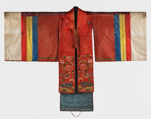 Ci-dessus, «hwarot» ou robe de mariée de la dynastie Joseon (1392-1910) appartenant au Musée d'art du comté de Los Angeles (LACMA). (Photo fournie par le LACMA. Revente et archivage interdits) 