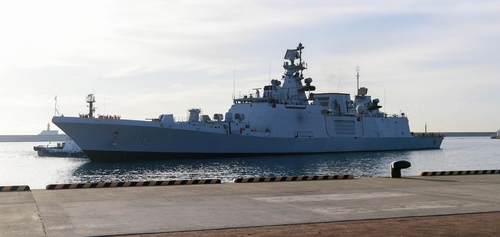 Le navire d'escorte Shivalik de la marine indienne arrive à la base navale à la ville portuaire de Busan, le lundi 21 novembre 2022. (Photo fournie par le commandement des opérations navales de la Corée du Sud. Revente et archivage interdits)