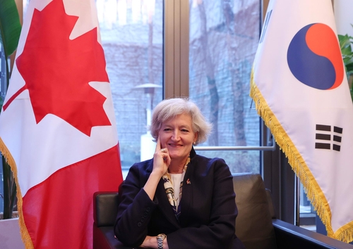 Tamara Mawhinney, la chargée d'affaires a.i. de l'ambassade du Canada, lors de l'interview accordée à l'agence de presse Yonhap à la mission diplomatique canadienne à Séoul, le jeudi 19 novembre 2023. 