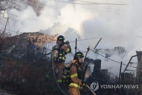 (LEAD) Incendie dans un quartier pauvre de Séoul, 500 personnes évacuées