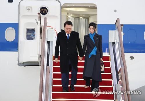 Le président Yoon Suk Yeol et son épouse Kim Keon Hee descendent de l'avion à leur arrivée l'aéroport de Séoul, situé à Seongnam, après avoir achevé leur tournée aux Emirats arabes unis (EAU) et en Suisse.