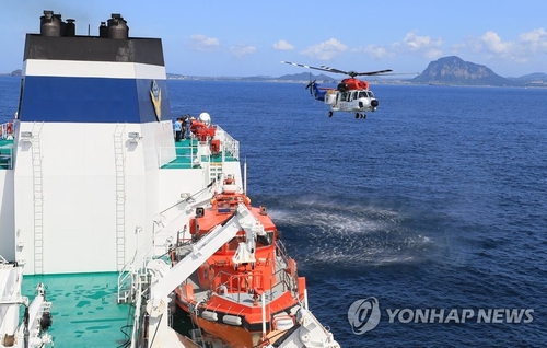 Opération de secours en mer de la police maritime (Photo d'archives Yonhap)