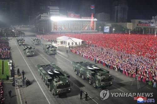Un défilé militaire de grande taille se déroule sur la place Kim Il-sung à Pyongyang, le soir du 25 avril 2022, à l'occasion du 90e anniversaire de la fondation de l'Armée révolutionnaire populaire coréenne (ARPC), selon une annonce de l'Agence de presse nord-coréenne (KCNA) le lendemain. (Utilisation en Corée du Sud uniquement et redistribution interdite)