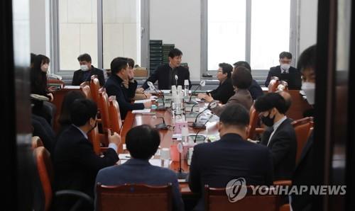Une réunion du sous-comité de l'ordre du jour de la Commission de l'environnement et du travail de l'Assemblée nationale est en cours à Séoul, le 17 février 2023, pour discuter du ≪projet de loi sur les enveloppes jaunes≫.