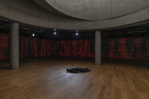 «The Death of Marat» de He Xiangyu exposé à Songeun Art Space, dans le sud de Séoul. (Photo fournie par la Fondation d'art et de culture Songeun. Revente et archivage interdits) 