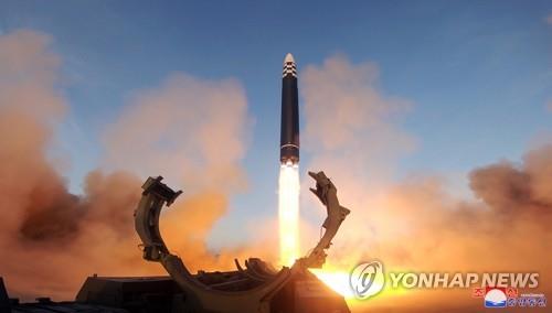 (2e LD) La Corée du Nord tire un missile balistique à courte portée vers la mer de l'Est