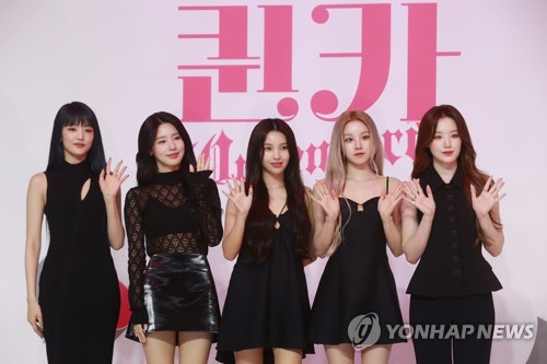 Le groupe de K-pop (G)I-dle pose lors d'une conférence de presse à l'occasion de la sortie de son sixième EP, «I Feel», dans un hôtel de Séoul le 15 mai 2023.