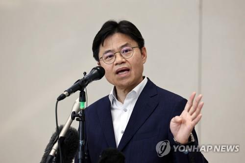 Yoo Guk-hee, chef de la Commission de sûreté et de sécurité nucléaires, s'adresse aux journalistes à l'aéroport international d'Incheon, à l'ouest de Séoul, le 26 mai 2023.