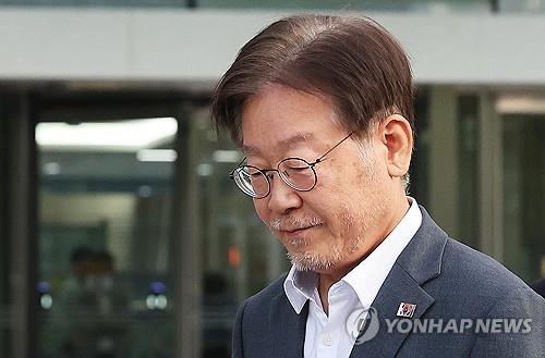 Lee Jae-myung, chef du principal parti d'opposition, le Parti démocrate (PD), quitte le Parquet du district de Suwon, après avoir été interrogé sur son implication présumée dans le transfert illégal de fonds d'une entreprise à la Corée du Nord en 2019, le 12 septembre 2023.