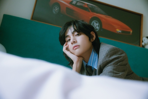 Photo promotionnelle de V du groupe BTS. (Photo fournie par BigHit Music. Revente et archivage interdits)