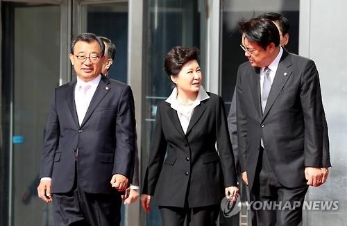 朴大統領が与党代表らと会談　弾劾阻止へ最後の訴え　
