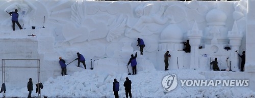今年の祭りに向けて大型の雪像を作る様子＝（聯合ニュース）
