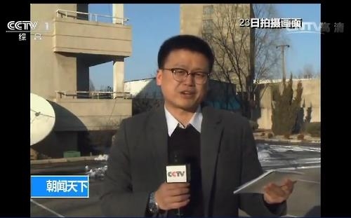 平壌から中継で金正男氏の事件について伝えるＣＣＴＶの記者＝（聯合ニュース）