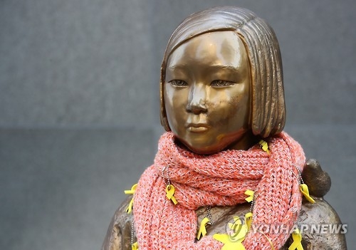 ソウル市内に設置された少女像＝（聯合ニュース）