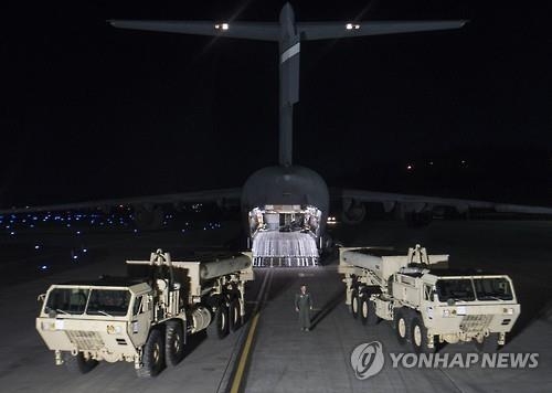 ６日夜、韓国に到着したＴＨＡＡＤの装備（在韓米軍司令部提供）＝（聯合ニュース） 
