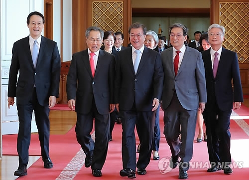 文大統領（中央）と大使ら。左端が李駐日大使＝２５日、ソウル（聯合ニュース）