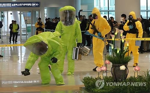 今月９日、仁川国際空港で行われた対テロ訓練＝（聯合ニュース）