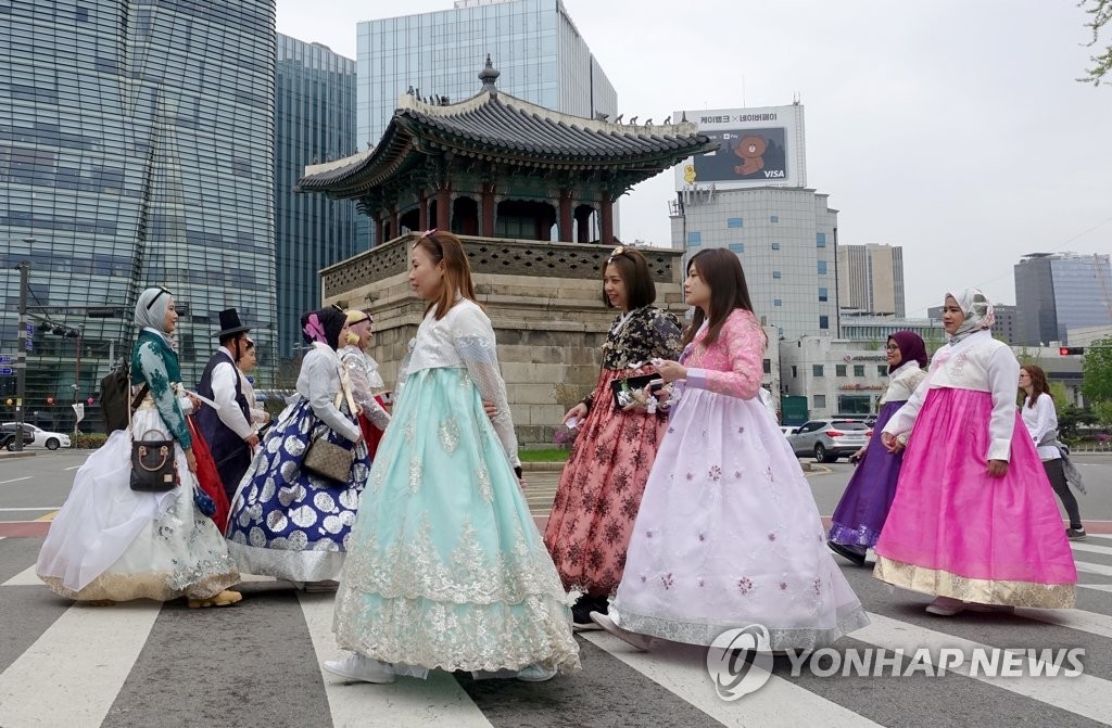 最近は韓服を来て観光地を回る訪韓外国人も増えている（資料写真）＝（聯合ニュース）