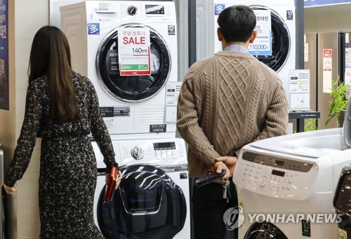 ソウルの家電量販店に展示されている洗濯機（資料写真）＝（聯合ニュース）