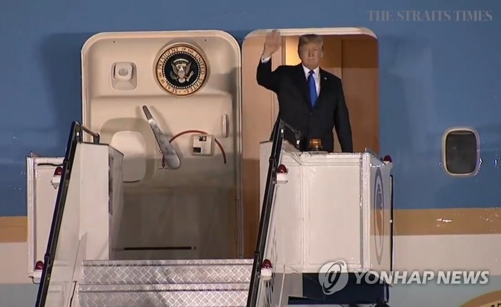 シンガポールの空軍基地に到着したトランプ大統領（ストレーツ・タイムズのＦＢより）＝１０日、シンガポール（聯合ニュース） 