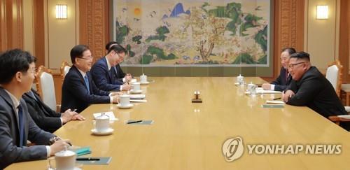 会談する韓国特使団（左）と金委員長（青瓦台提供）＝６日、ソウル（聯合ニュース）