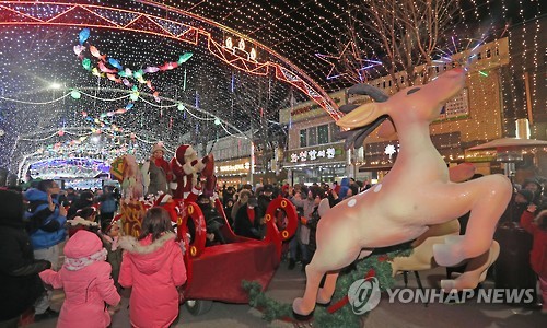 １７年の「華川ヤマメ祭り」を彩ったランタン通り（資料写真）＝（聯合ニュース）